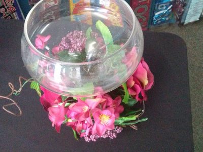 Larrissa - Vase with red/pink flowers around base